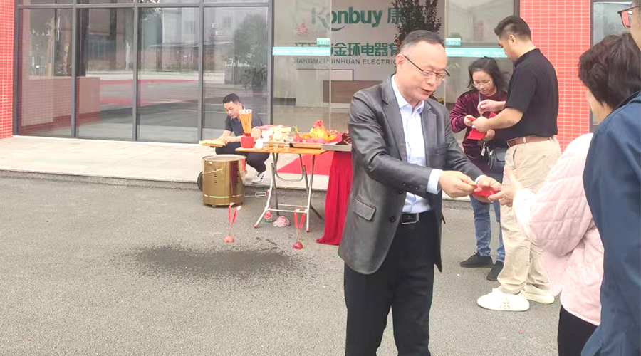 開工好兆頭！金環(huán)電器為全體員工發(fā)放紅包福利！